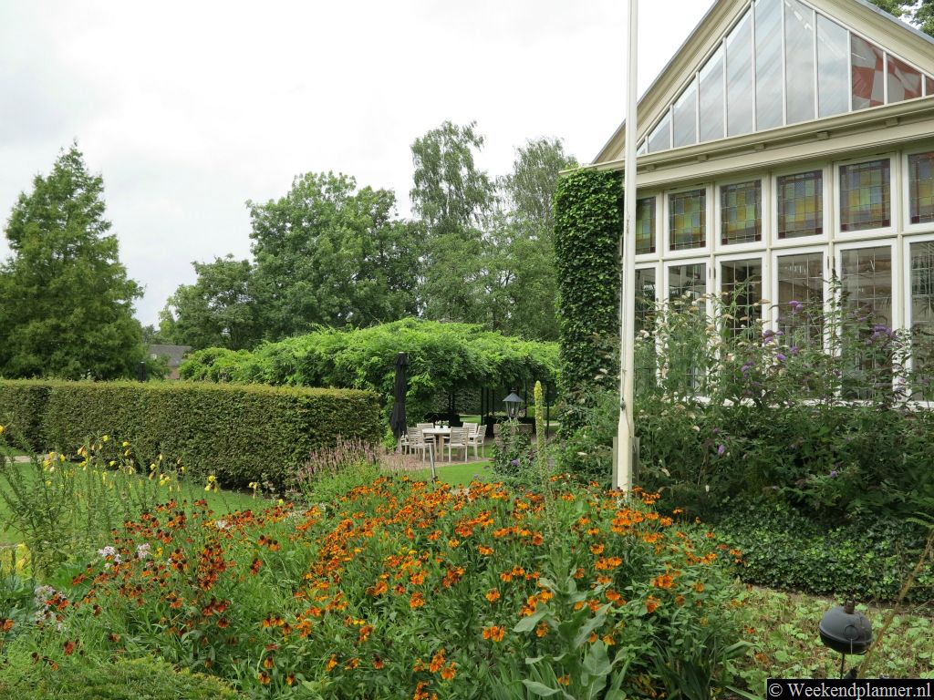 Dit is de Orangerie van het kasteel met een tuin uit de negentiende eeuw. In de Orangerie vinden bruiloften en andere evenementen plaats. Je kunt bij het kasteel overnachten in een suite.
